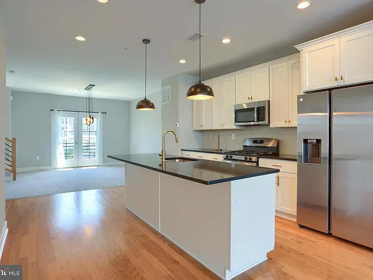 320 Walnut St — Photo 9