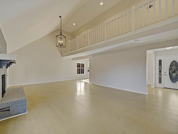 3rd image of 710 Swan Ln