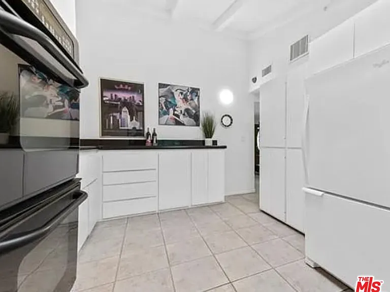 4363 Hayvenhurst Ave — Photo 34