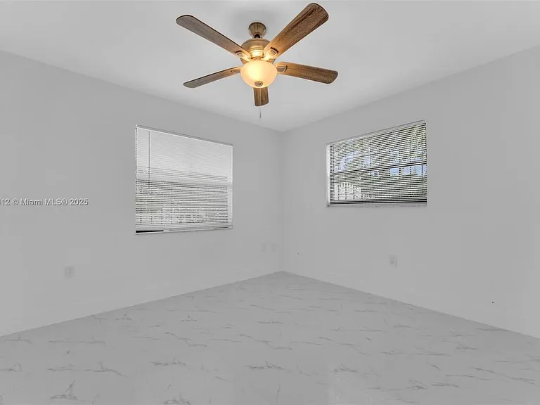 2401 SW 102nd Ave — Photo 11