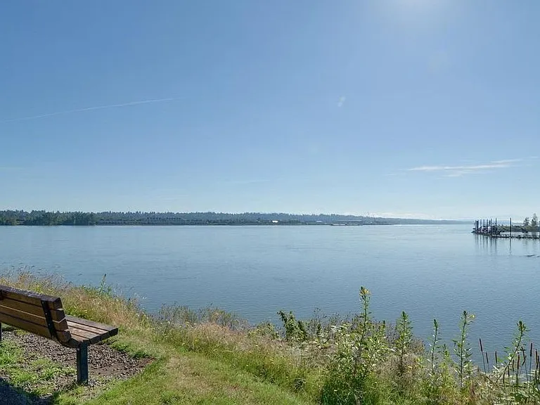 Lots of river views from the walking paths. Front row seats for Fort Vancouver 4th of July fireworks and Christmas Ships.