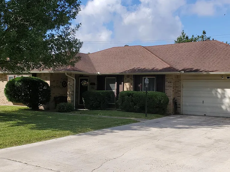 Front of home showing 2 car garage.