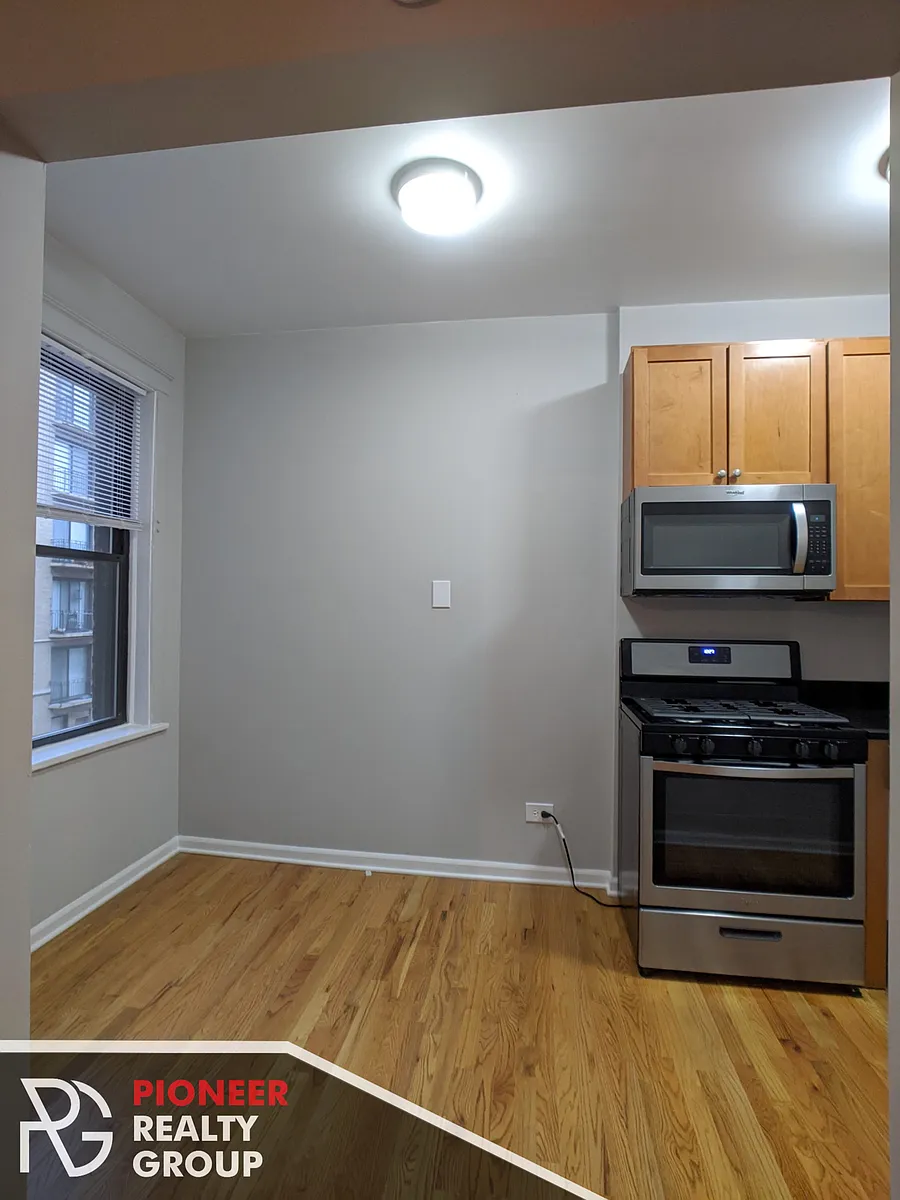 Building Photo - 4243 N Sheridan Rd #4242-209