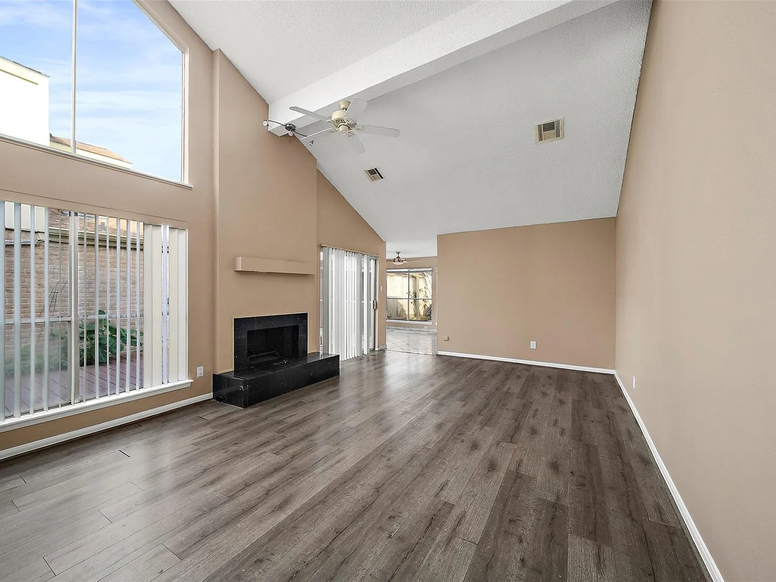 3 bed, 2.5 bath, 1645 sqft, $2,000 — Photo 2