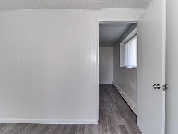 3rd image of 221 Robinhood Ln