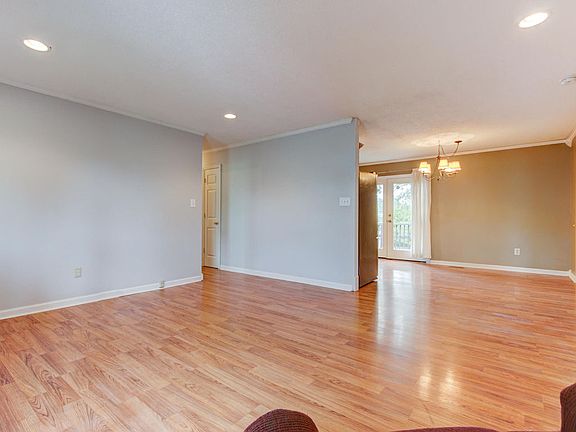5th image of 707 Crestwood Dr