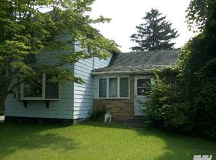 111 Chestnut St, Mount Sinai, NY 11766