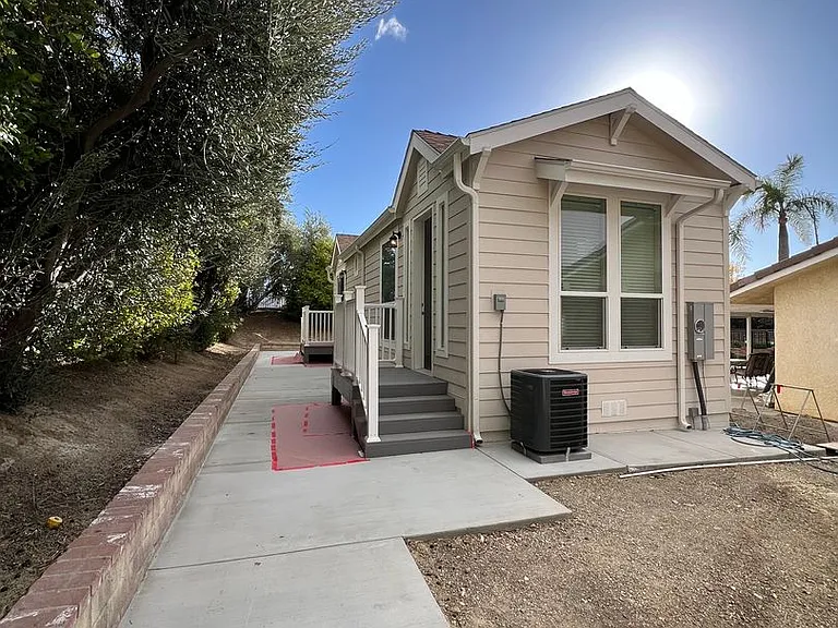 5550 Barnard St — Photo 2