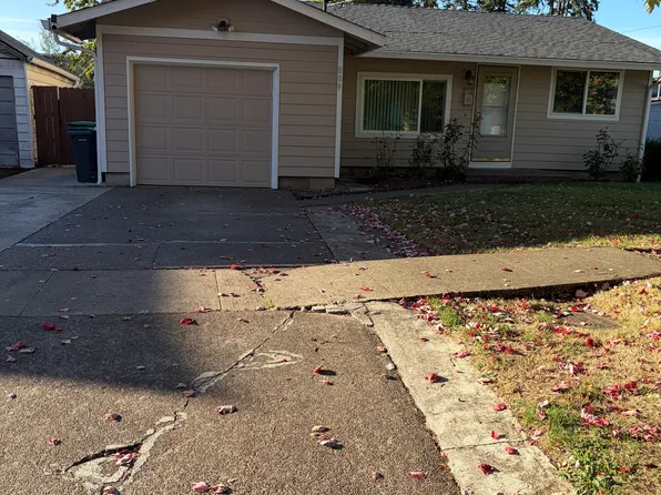 809 N 2nd St, Woodburn, OR 97071