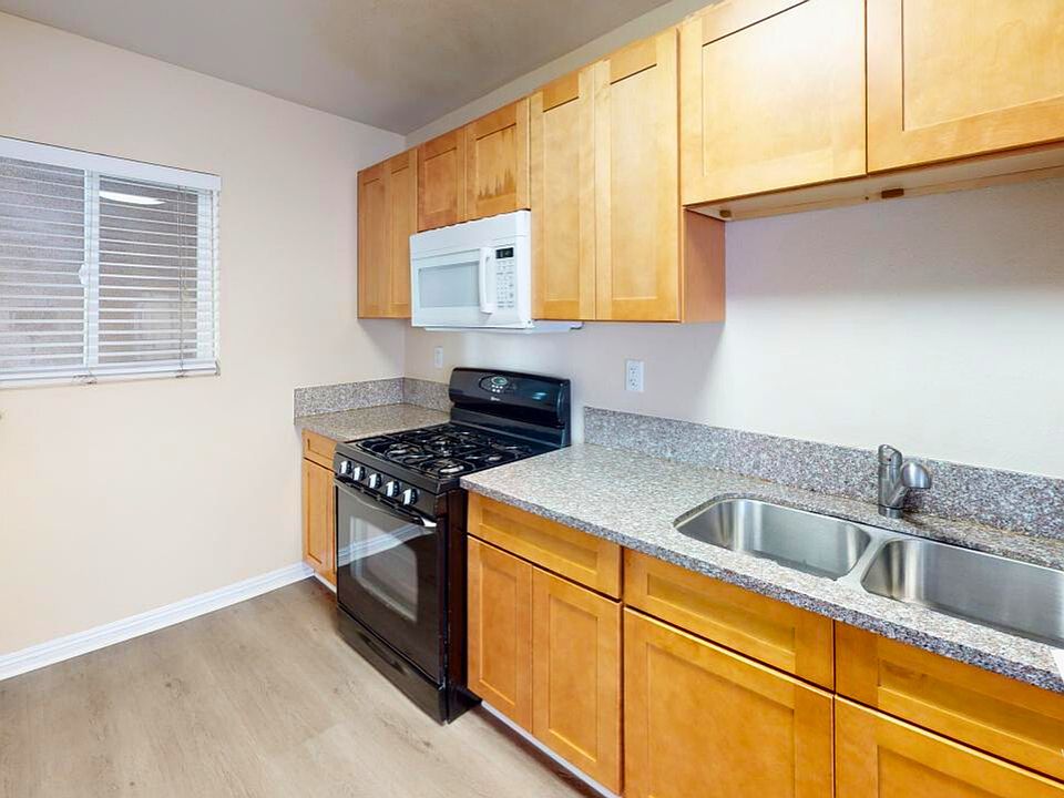 1st image of 1281 W 37th Pl #3B-3Ba-1534Sqft
