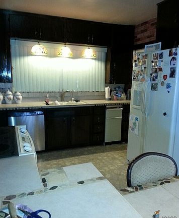 5th image of 889 W Commercial Ave