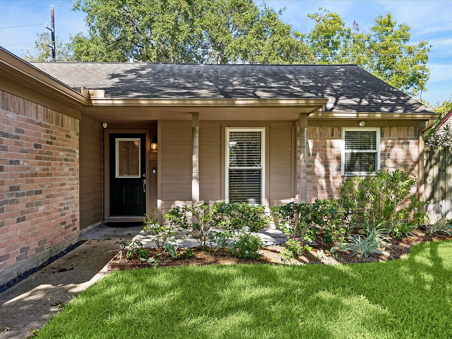 3 bed, 2.0 bath, 1312 sqft, $2,300 — Photo 4