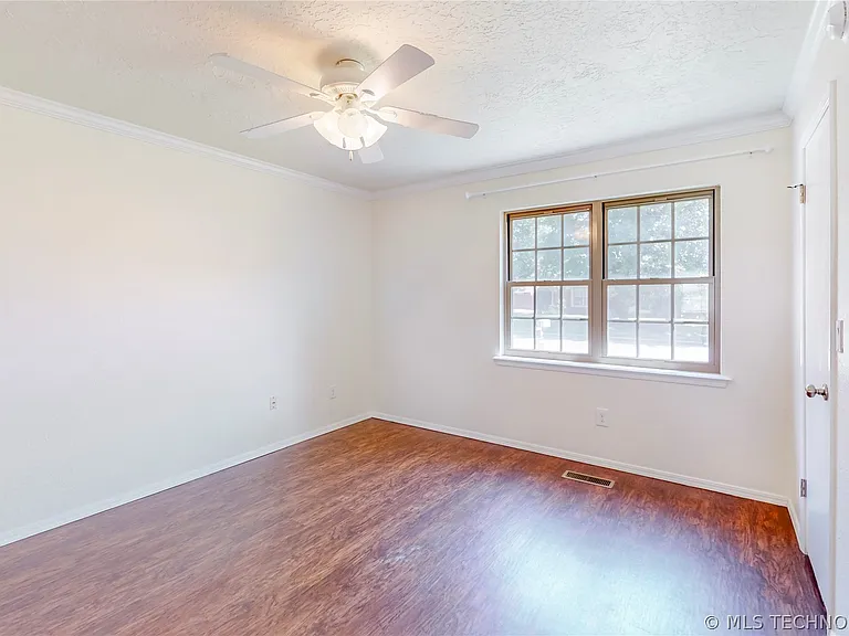 4004 S Maple Ave — Photo 20