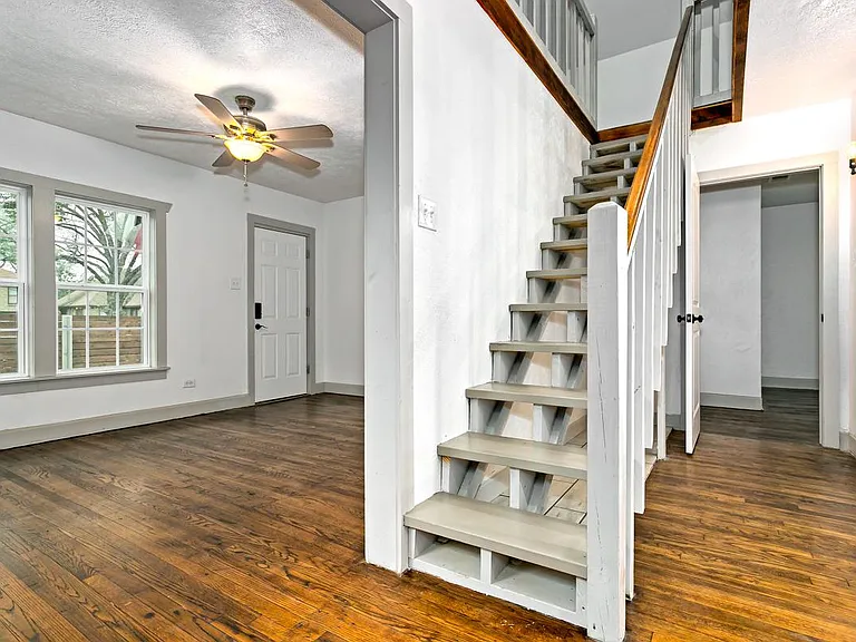 2310 Gladstone Dr — Photo 3