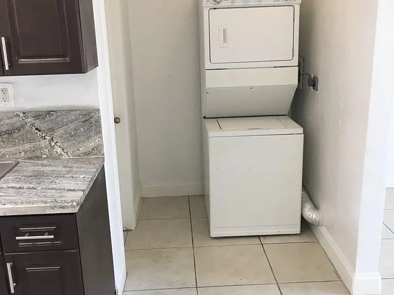 722 SW 3rd Pl #2 — Photo 8