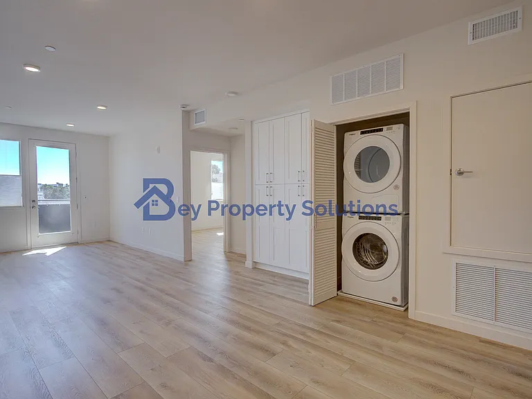 2475 Victoria Ave #304 — Photo 7