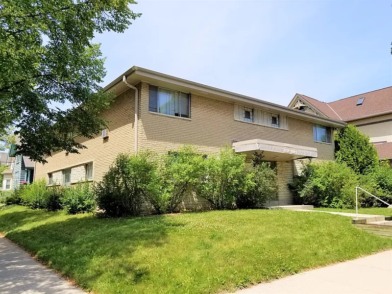 1657 N Astor St — Photo 23