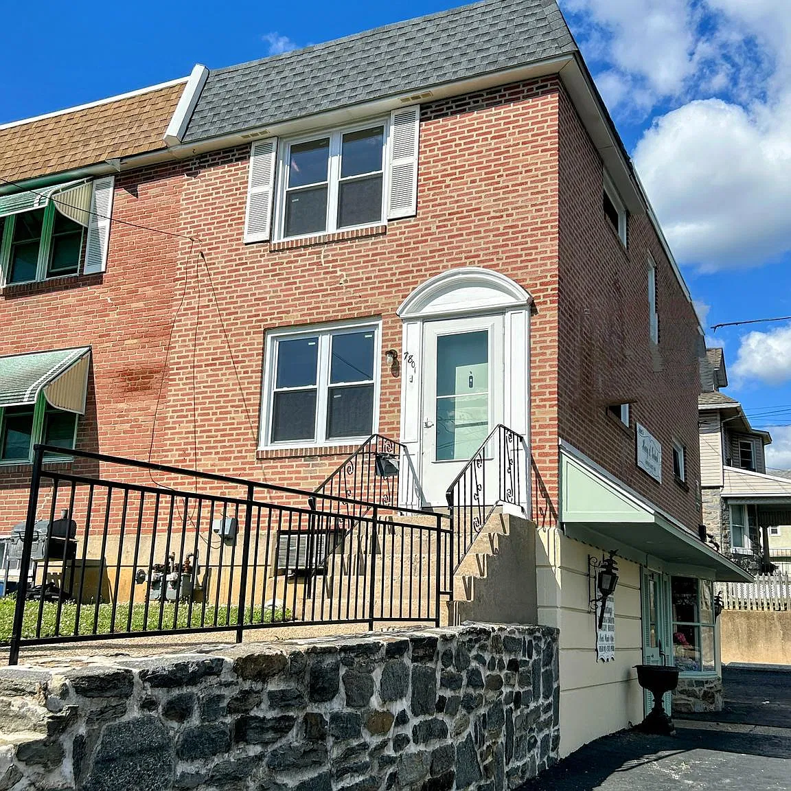 3 bed, 1.0 bath, 1152 sqft, $1,900 — Photo 2