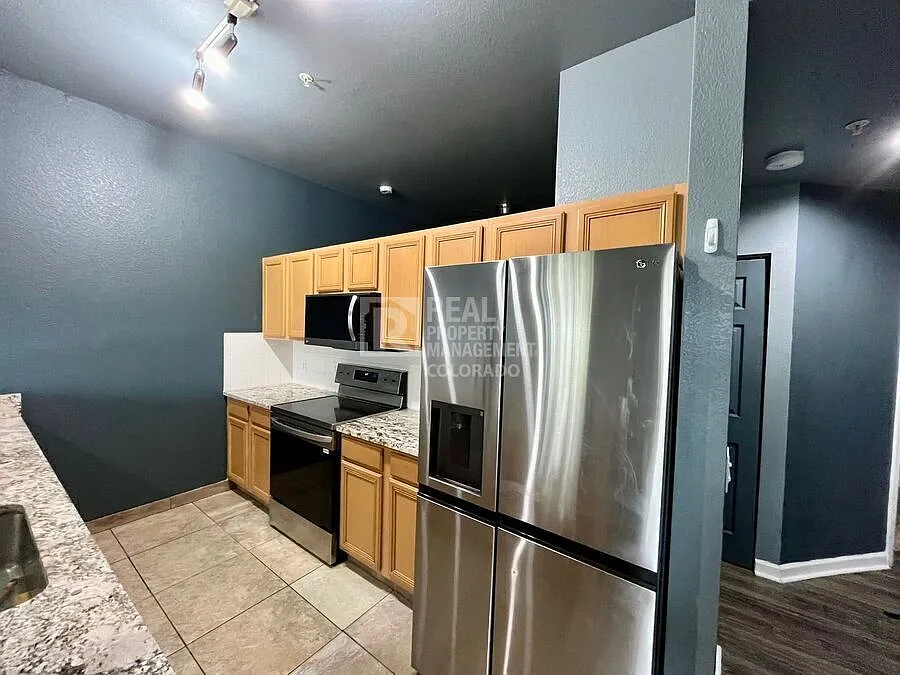 Building Photo - 15475 Andrews Dr #305