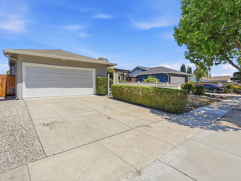 663 Albion Dr — Photo 4