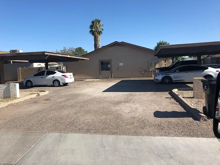 2851 E Capri Cir — Photo 2