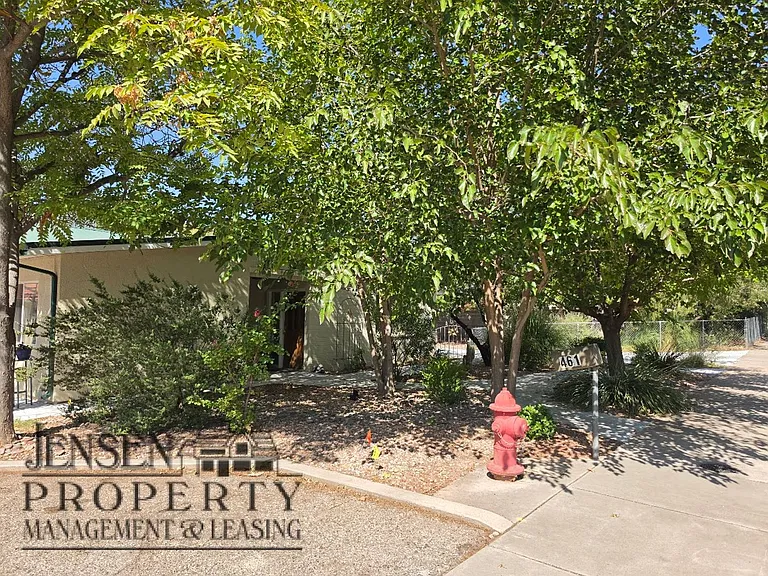 461 Diagonal St — Photo 4