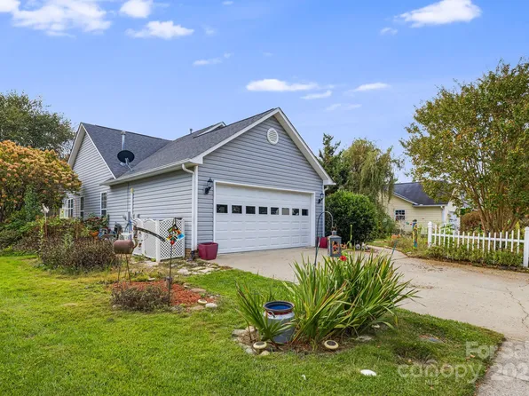 107 S Sunberry Trl, Fletcher, NC 28732