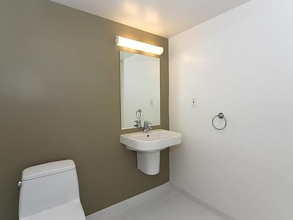 3rd image of 300 Linden St APT 4