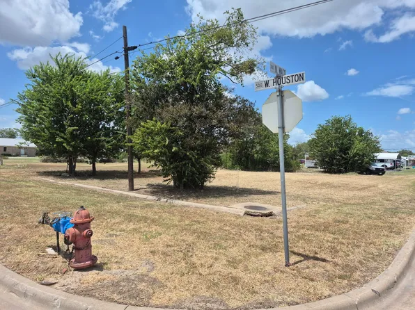 507 W Houston St, Giddings, TX 78942