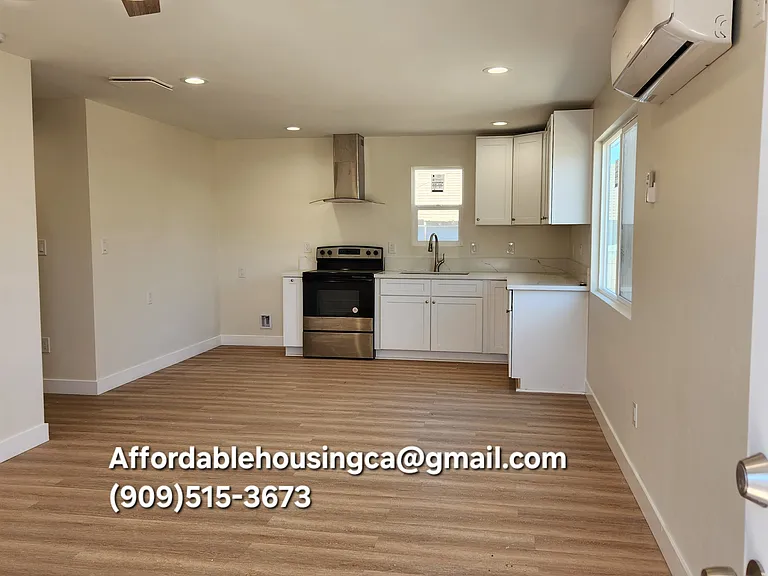 915 W 8th St #2 — Photo 2