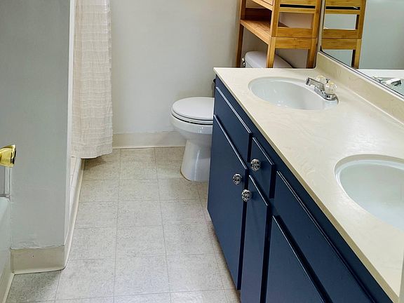 5th image of 1827 S Van Ness Ave #2
