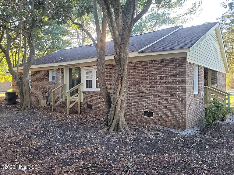 557 Circle Dr — Photo 6