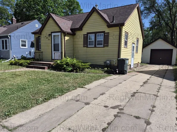 657 Dawson St, Waterloo, IA 50703