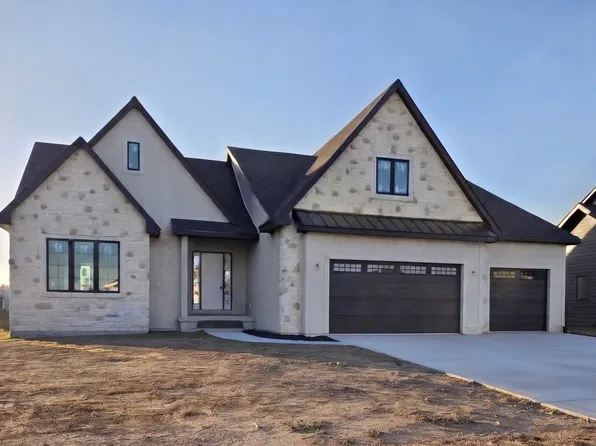 2915 Clearwater Dr, Norwalk, IA 50211