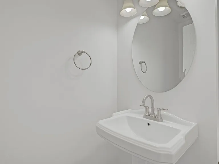 453 Waverly Pl — Photo 13