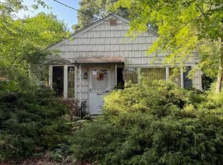 11 W Hemlock St, Islip, NY 11751