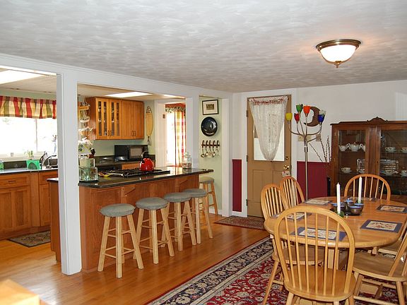 Kitchen & Dining Rm. approx. 20' x 17'