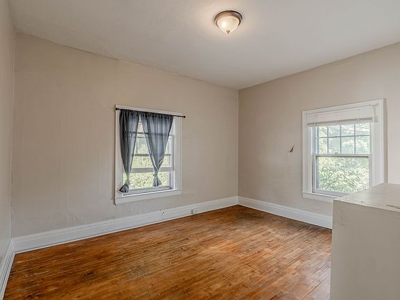 2nd image of 273 Paddock St #13