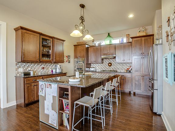 Kitchen w/ large island