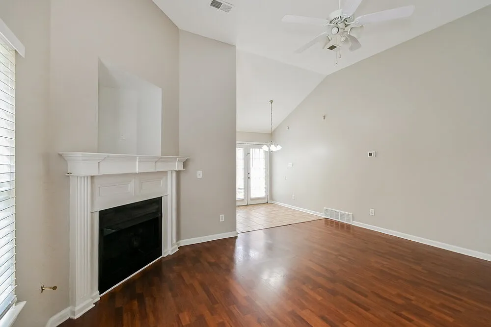 3 bed, 2.0 bath, 1190 sqft, $1,615 — Photo 3