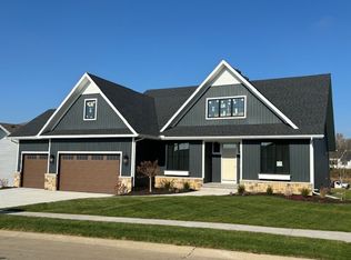 4744 Paddington Cir, Bettendorf, IA 52722