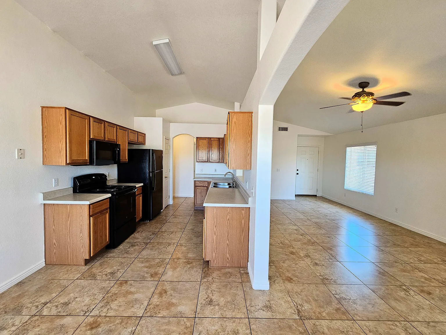3 bed, 1332 sqft, $2,095 — Photo 4