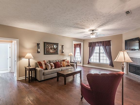 3rd image of 1107 McMahan Dr S