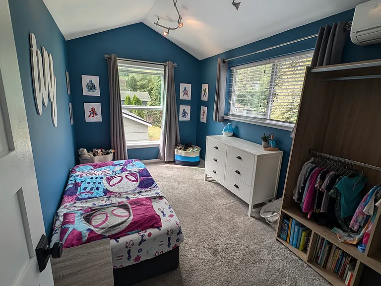 2nd bedroom (upstairs)