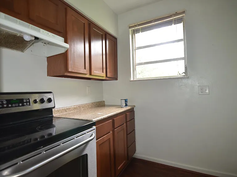 1085 Church Ave — Photo 5