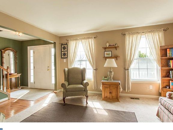 5th image of 12 Doral Ct