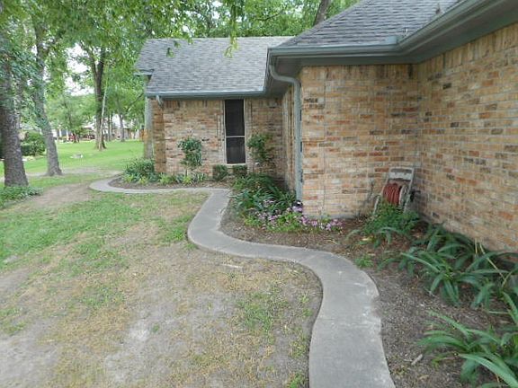 3rd image of 200 Briarwood Ln