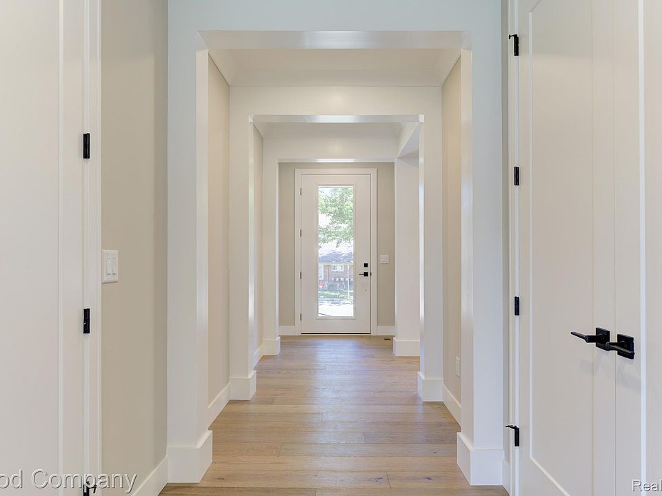808 Irving Ave, photo 7