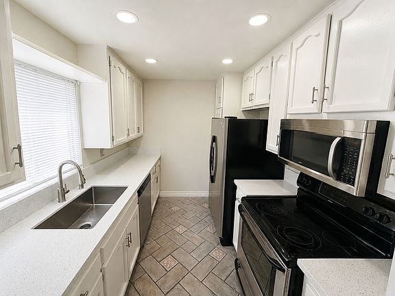5th image of 2604 Gates Ave APT 1