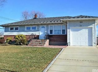 959 N Broome Ave, Lindenhurst, NY 11757